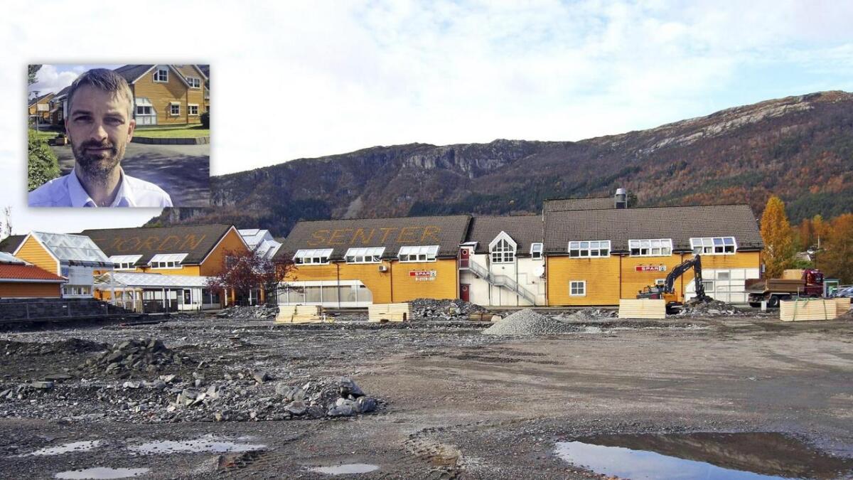 Her på området framfor kommunetunet utvider Sambygg AS Fjord’n senter med 4.600 kvm. Senterleiar Kristian Lund Størksen gler seg til bygget står ferdig i oktober neste haust.