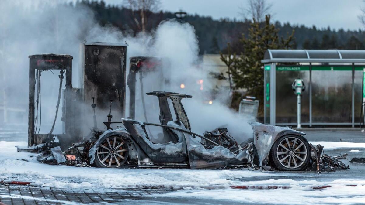 Bare de mest solide delene er igjen av Teslaen etter brannen.