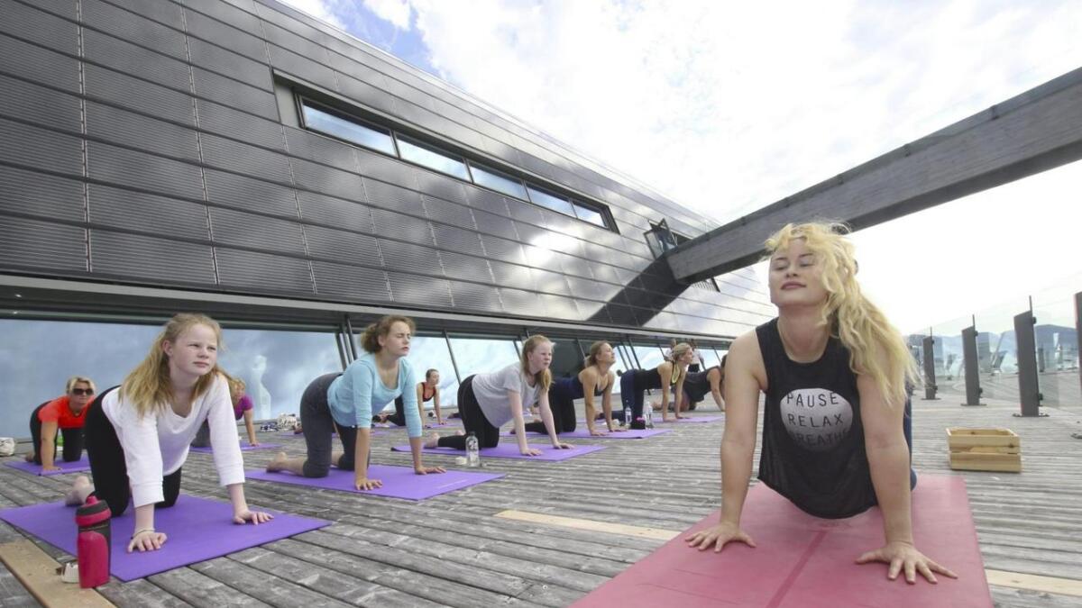 Yogainstruktør Karina Lyssand (t.h.) er glad i yoga og kattar. I november set ho opp kurs til inntekt for Oskatten.