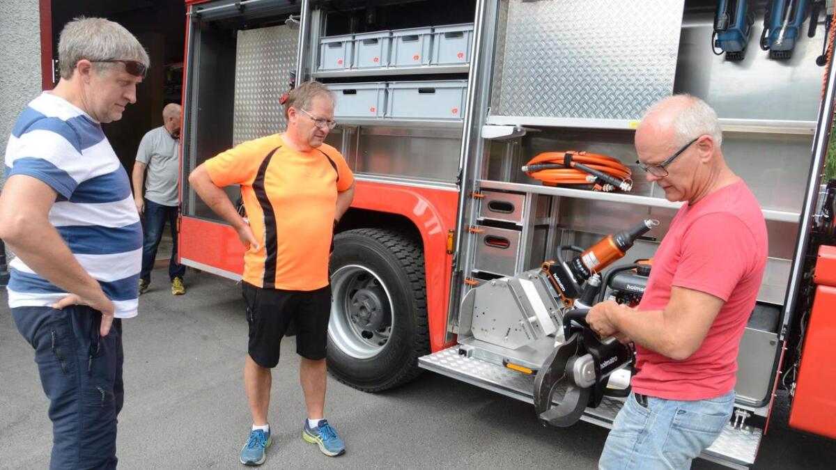 Branninspektør Kjell Arne Liahagen (t.h.) med det nye hydrauliske redningsverktøyet Kjell Vidar Bidne og Johnny Strand snart får opplæring på.