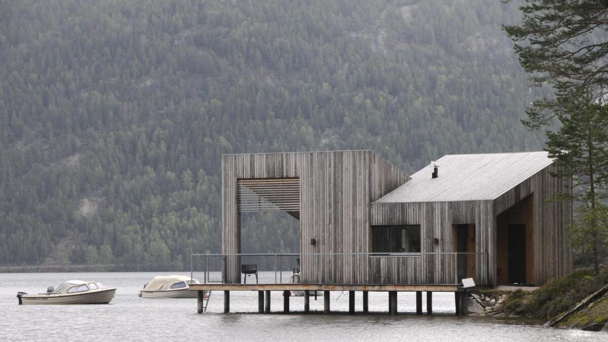 For to år sidan bygde Åshild Reime og Michael Berggren Pålehytta ved campingplassen sin på Fjone. No ynskjer paret at kommunen opnar for hytter ute i vatnet ved Trontveitøya. 	Båe