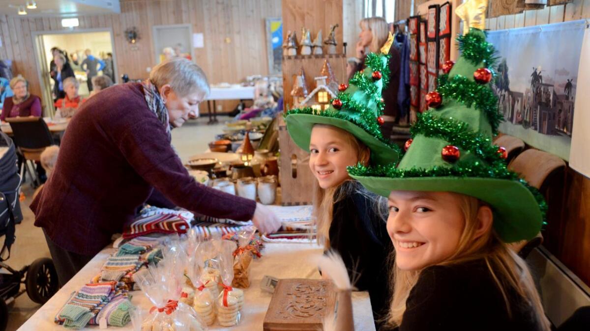 Siste helga i november var det tradisjonen tru julemarknad i kyrkjestugu i regi av husflidslaget. Signe Rivedal Hjelmen og Marit Simensrud selde julekaker, godteri og handarbeid.