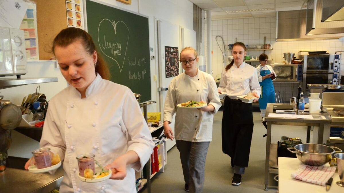 Frida Gundersveen (f.v.), Tiril Sønstebø og Martyna Lukoöiunaite skal til pers med maten dei har kokkelert dei siste timane.