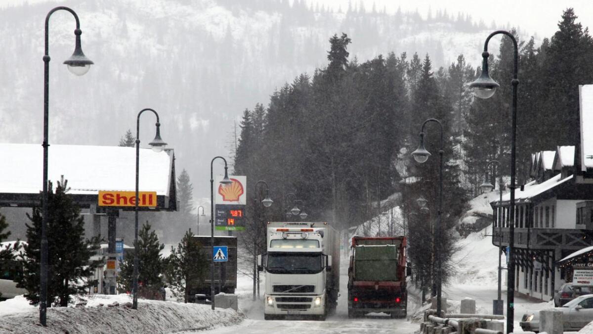 Det går jamt med trailerar og privatbilar gjennom sentrum i Hemsedal. KrF-leiar Helge Hafsås er bekymra.