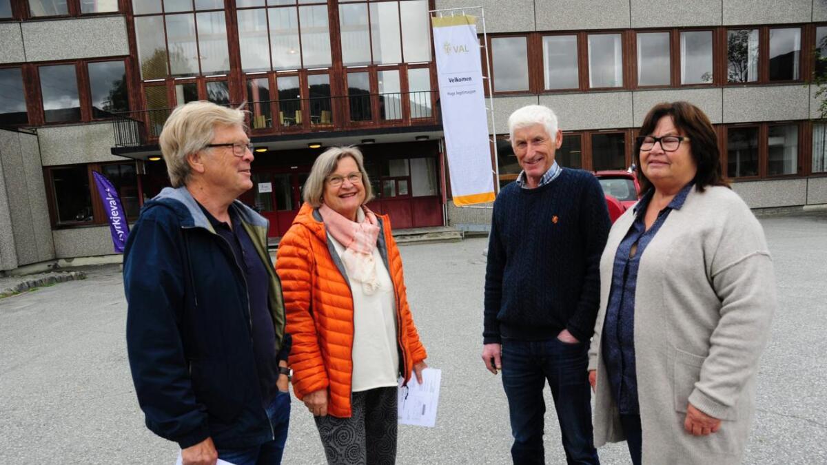 Harald Sundsøy (t.v.), Anne Kari Sundsøy, Andres Bleiktvedt og Laila Bleiktvedt slår av ein valprat utanfor vallokalet i Gol samfunnshus.