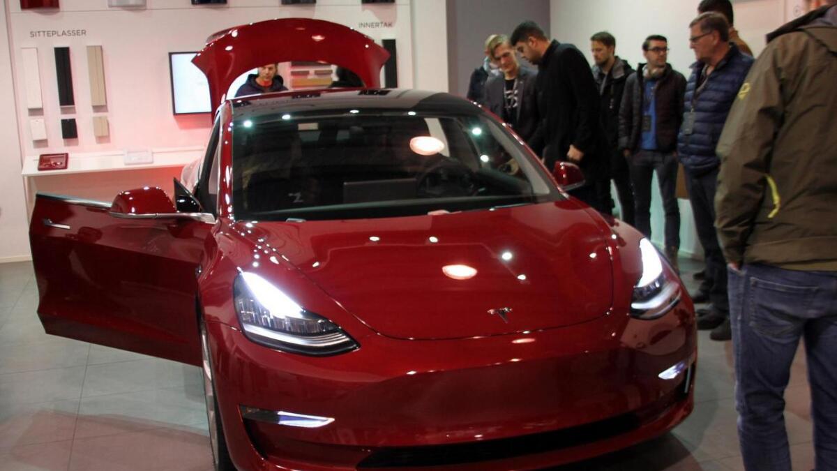 Teslas Model 3 ble for kort tid sidan. Dei første kundeleveringane kjem i februar.
