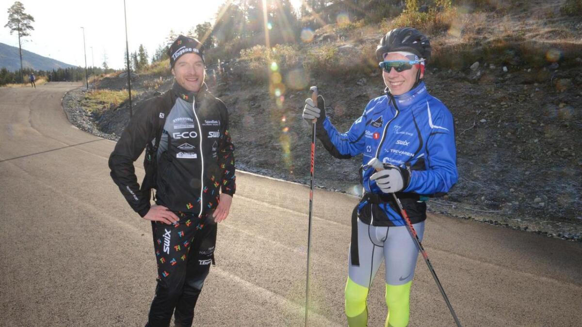 Kasper Herland vart beste norske under langløpet i Sandnes onsdag. Her i lag med trenar for Team Hallingdal, Sondre Wright Lunde (t.v.) på skisamling i fjor.