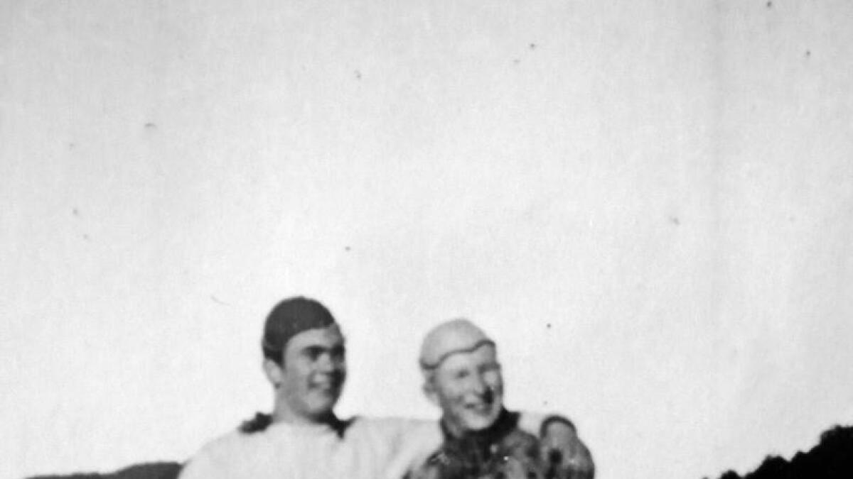Johannes Folgerø (t. v.) og Sigmund Søfteland på Vindalsvatnet i 1947. (Privat arkiv)