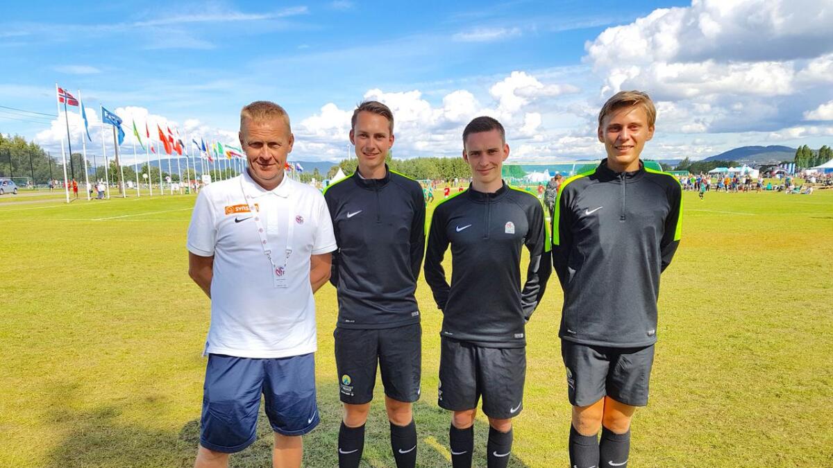 René Nordvik  i lag med teamet han dømte med under Norway Cup. Frå venstre Audun Fremstad (coach fra NFF), Marius Bye, René og Henrik Sunde.