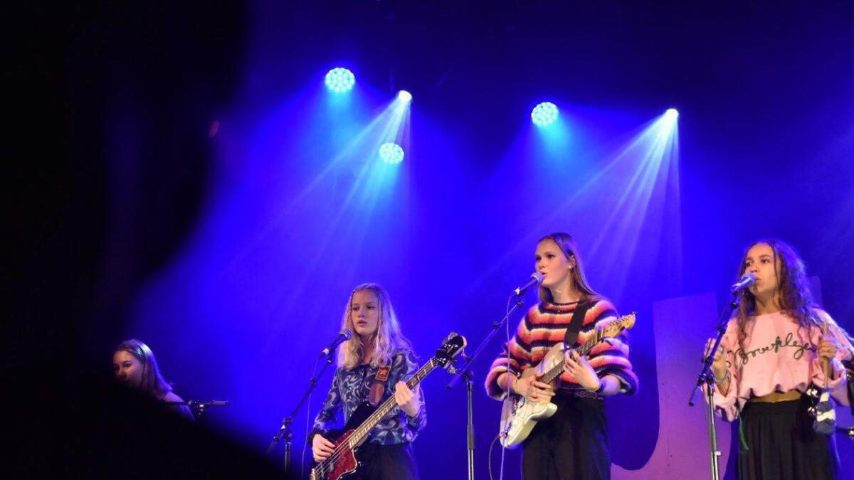 Daskebandet song og spelte «Ha Deg Tebake». Frå høgre Amalie Gomez Snerte, Hanne Mythe og Amalie Christin Eliassen.