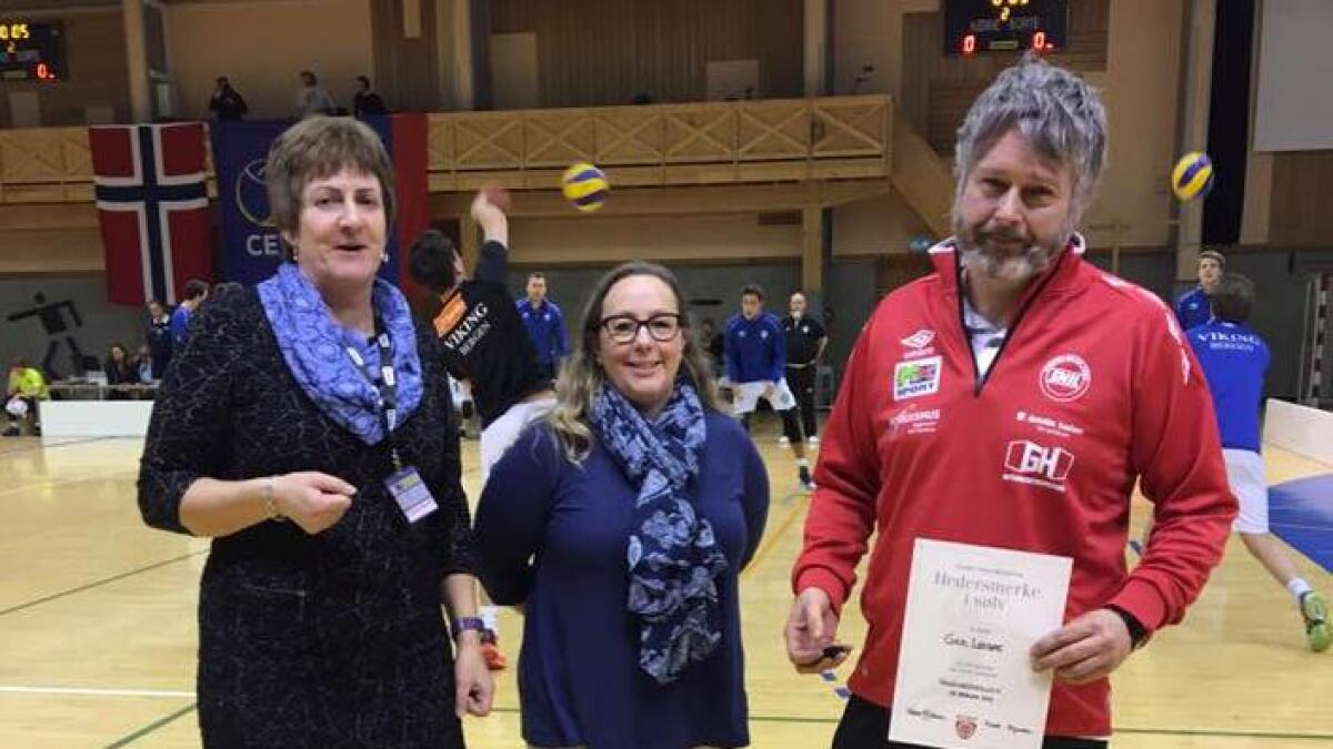 Heidersmedaljen i sølv tildelt frå Norges Volleyballforbund er den høgste utmerkinga ein kan få på regionsnivå. (Privat foto)