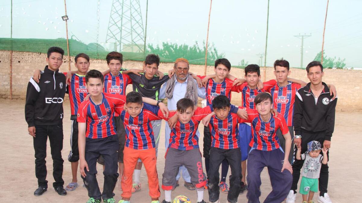 I samband med opninga 16. mai spelte to lag treningskamp på banen. T.h. Jan Ali Jafari, som organiserte bygginga av banen.