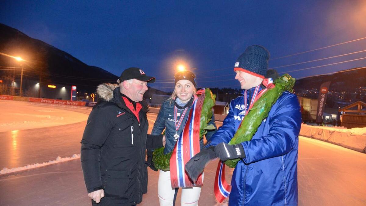 NM-vinnarane Hege Bøkko og Håvard Holmefjord Lorentzen takka banemeister Ola Halvar Jorde og arrangøren for isen og vel gjennomført meisterskap.