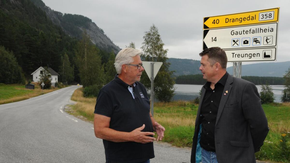 Fylkespolitikar Sigvald Oppebøen Hansen (t.v.) og Nissedal-ordførar Halvor Homme har vore klare på kva dei meiner om at busstilbodet Treungen-Skien forsvann i vekene.