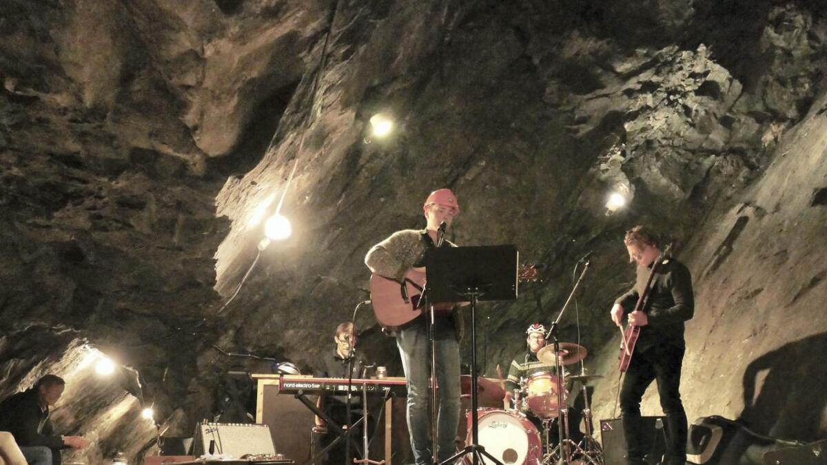 For fyrste gong var det konsert i fjellet på Åmdals Verk. Johnny Kvaale Bjerk og bandet hans spela for langt over hundre menneske.