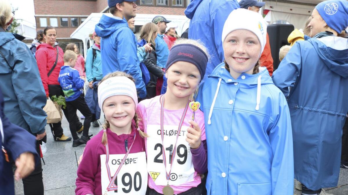 Kusinene Anna Sunde Gulbrandsøy (5), Mona Riis Gulbrandsøy (6) og Ada Gulbrandsøy (10) etter fullført løp.