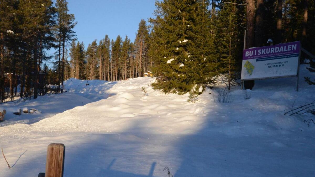 I løpet av vinteren blir veg, vatn og avløp ferdigstilt i det nye bustadfeltet i Skurdalen. Her er det førebels selt ei tomt.