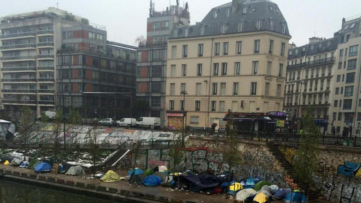 Flyktningane bur under bruer og langsmed kanalar i Paris og andre storbyar i Europa.