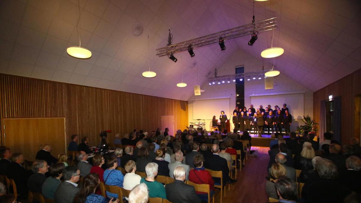 Den nye forsamlingssalen i Tunet kyrkje- og kultursenter har plass til 200 sitjande. Samtlege stolar var opptekne fredag.