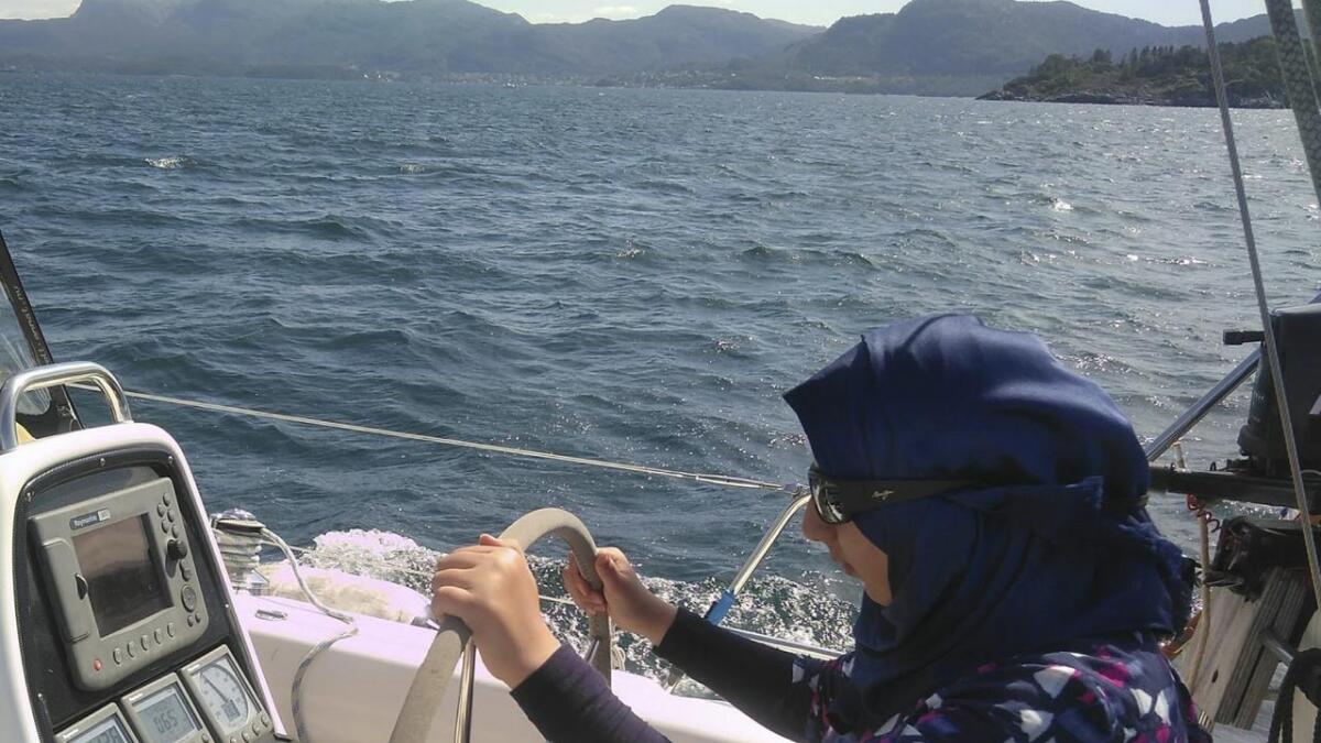 Fra turen sommeren 2018 som var en ukestur med seilbåt for flyktninger fra Syria bosatt i Eikelandsosen, hvor de lærte å navigere, seile og innføring friluftsliv generelt.