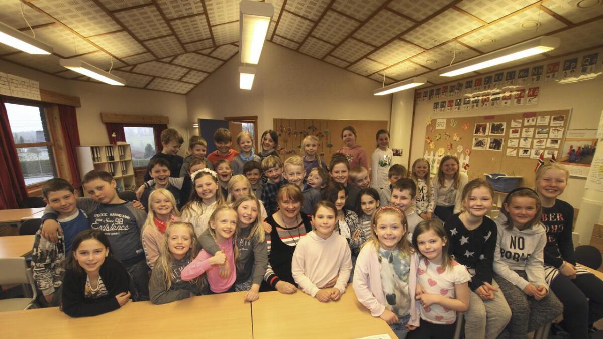 Det var stor stas for tredjeklassingane på Lunde barneskule å få besøk av den lokale forfattaren Bente Bratlund, som las opp delar av si nye bok, Svikta.