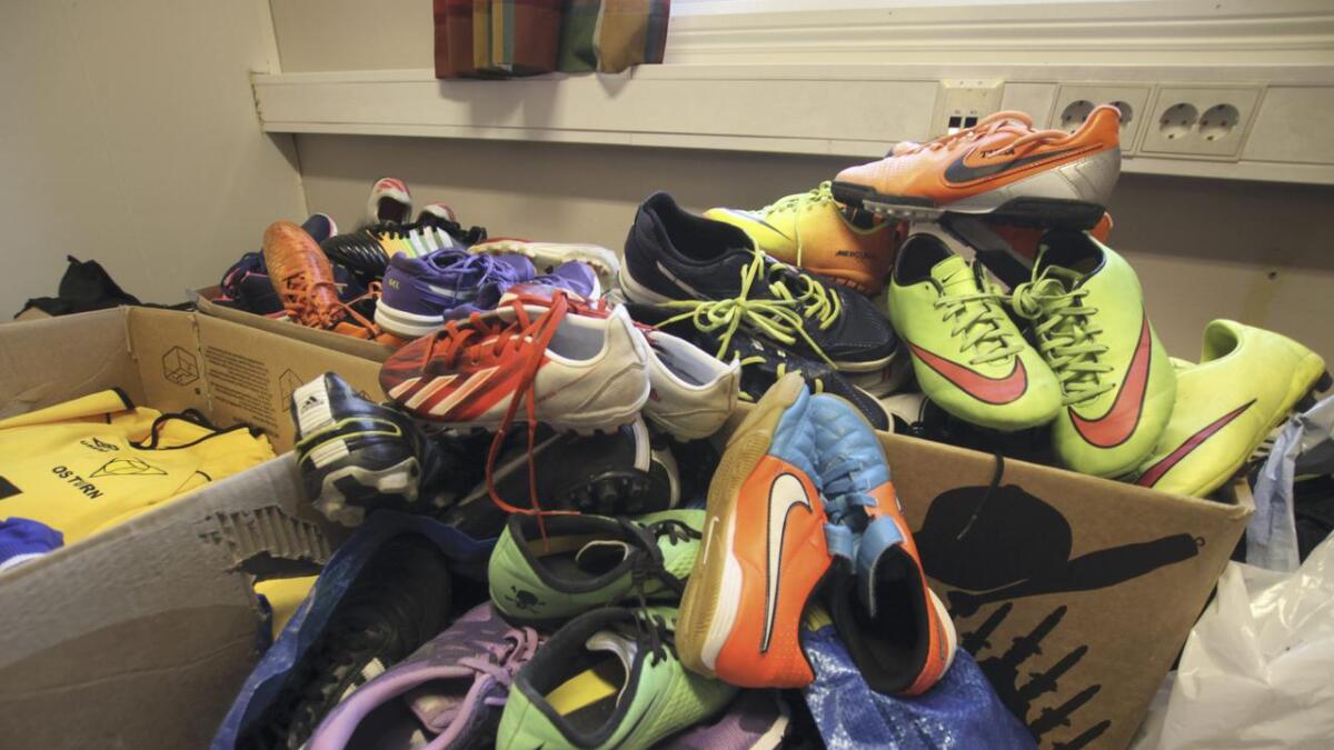 Over hundre par sko fekk dei inn på første dagen av innsamlingsaksjonen.