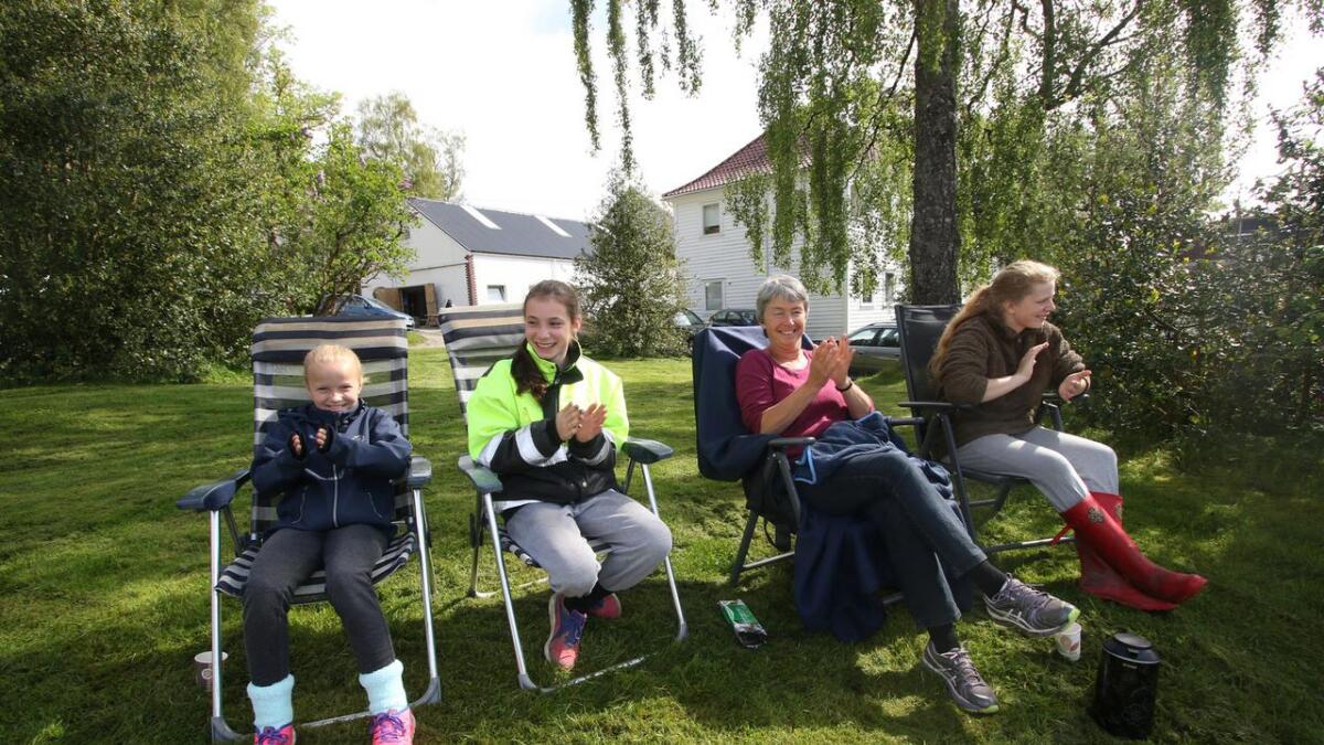 Familien Nerland/Pollestad frå Nærbø på Jæren hadde med seg eigne stolar og fann seg rett og slett VIP-plassar i solsteiken ved ridebanen.