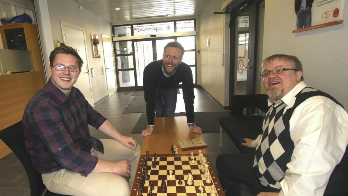 Kay Hægland, Daniel Skotheim og Dmytro Ostanin har etablert sjakklubb i Os og er klar for å skipa til fleire rekrutteringsarrangement.