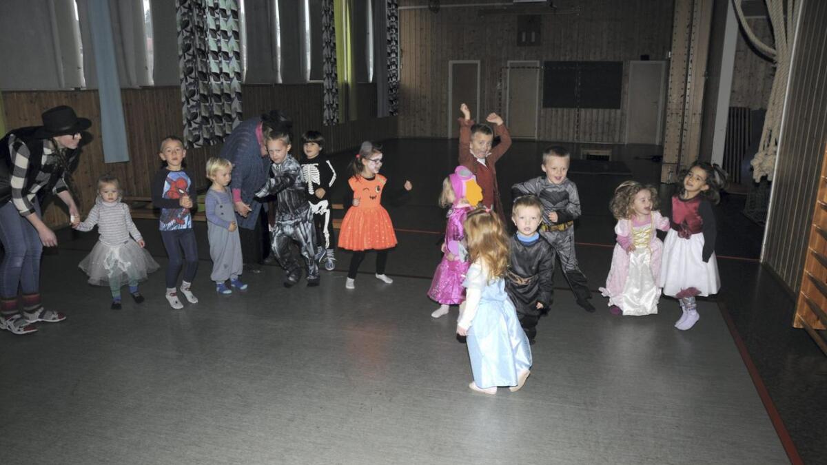 Dagen då VTB var innom barnehagen var det karnevalstid og det var leik og moro i gymsalen. 	Båe