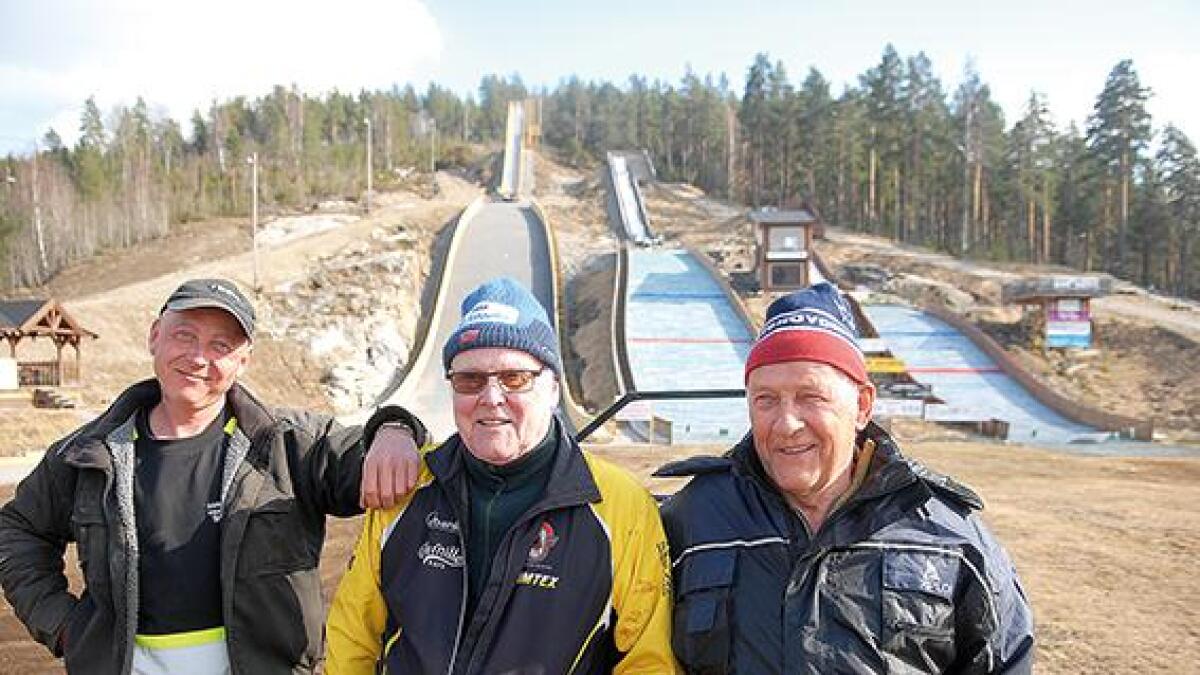 Morten Skaiaa, Klemmet Torgersen og Gunnar Dyrland som alle har lagt ned eit stort dugnadsarbeid i førebuingane på sletta. Kinesarane kjem 25. august.