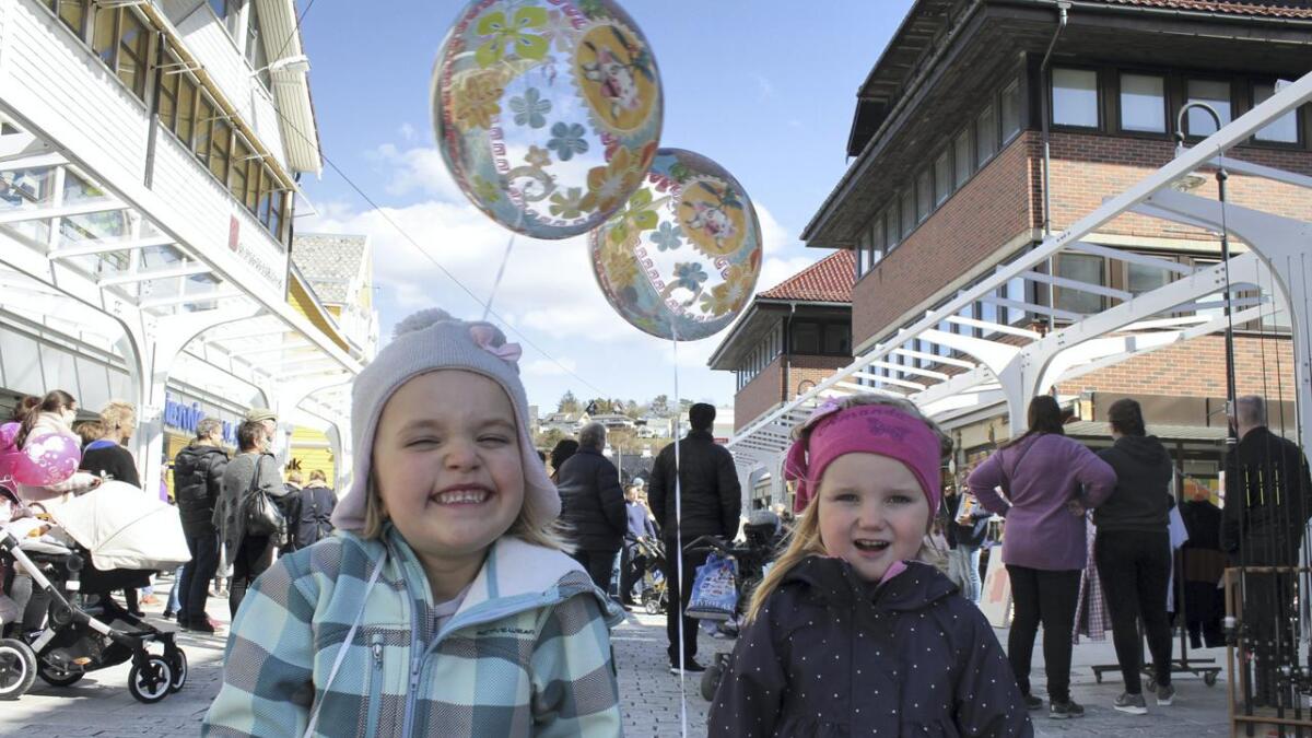 Barnehagevenninnene Maya Krakowska (4) og Amanda Storum (3) nytta vårsleppet til å kjøpa seg fine ballongar med motiv frå Disney-filmen Vaiana hos Lilleballong.