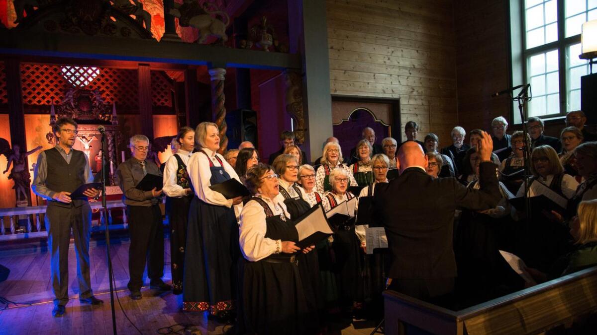 Ålkoret med solist Aasmund Nordstoga setet punktum for kyrkjekonserten med folketonen «Eg veit i himmelrik ei borg».