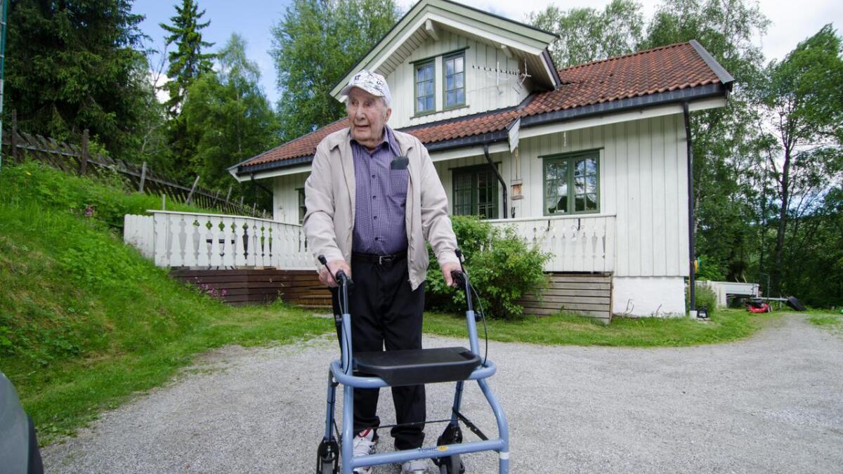 Kvar måndag får Halgrim Ulsaker skyss til Frivilligsentralen. 93-åringen likar å fortelje, og rundt frukostbordet på dagsenter har han folk å dele historier med.
