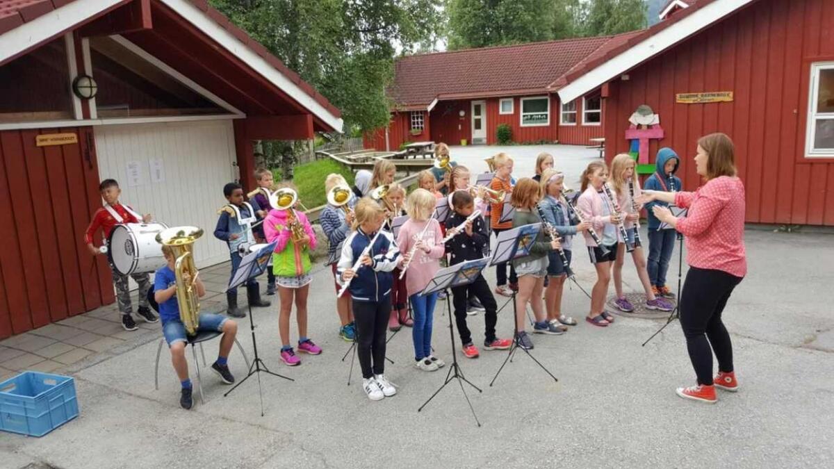Elevane i Korps i skulen i Ål avslutta skuleåret med minikonsert ved Sundre barnehage onsdag.