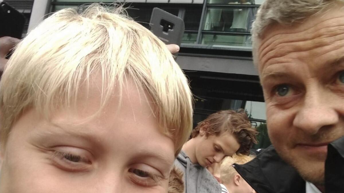 Plutseleg var Ole Gunnar der, og Aleksander (12) var snau med å sikra seg ein selfie.