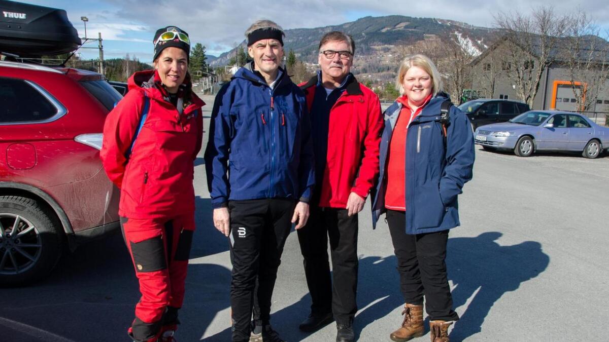 Dei tre Ap-ordførarane Heidi Granli (t.v.), Petter Rukke og Solveig Vestenfor møtte partileiar Jonas Gahr Støre på Gol stasjon i påska i fjor. Fredag møtest dei att.