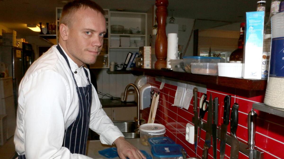 Frank Vasby Bruarøy er kjøkkensjef ved Hamnechefen som snart flyttar ut av Cafe Engeline sine lokale, og no draumer om å få overta torgbygget når det står klart. (Arkivfoto)