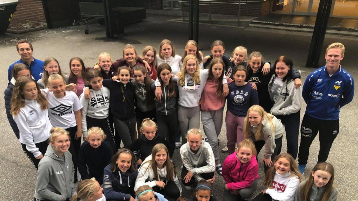 Nore Neset jenter 13 og jenter 14 samla utanfor skulen i Vennesla kvelden før finalen.