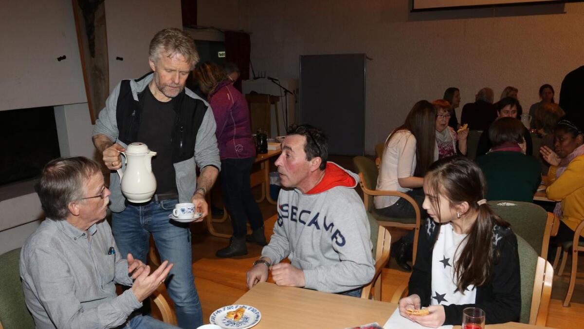 Knut Inge Johnsen serverer kaffi medan Trygve Lillestøl (t.v.) er i gang med kaffipraten med eit par av gjestene.