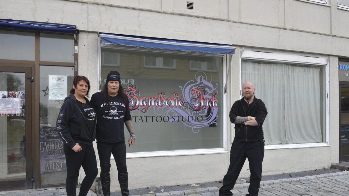 Metalheads Against Bullying ved Wenche og Leif Munkelien, skal sammen med Bjørn Holter (t.h.) i Symbolic Ink Tattoo Studio arrangere kampanjen «Prettier Scars» i desember for andre året på rad.