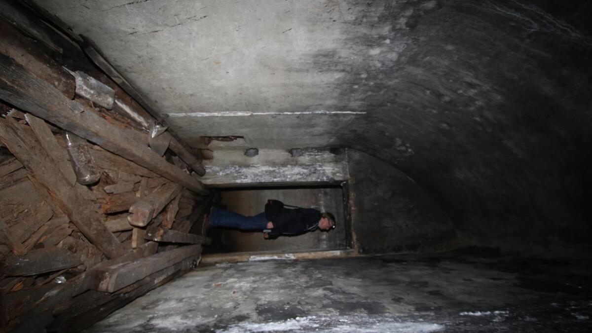 Den gamle tyske bunkersen i Mobergsfjellet rommar mange små rom og tronge ganger.