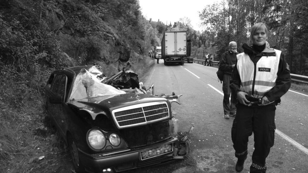 Tilhengaren losna frå trekkvogna på Rv52 ved Spildra i Gol og knuste den møtande bilen. Ei dame vart alvorleg skadd.