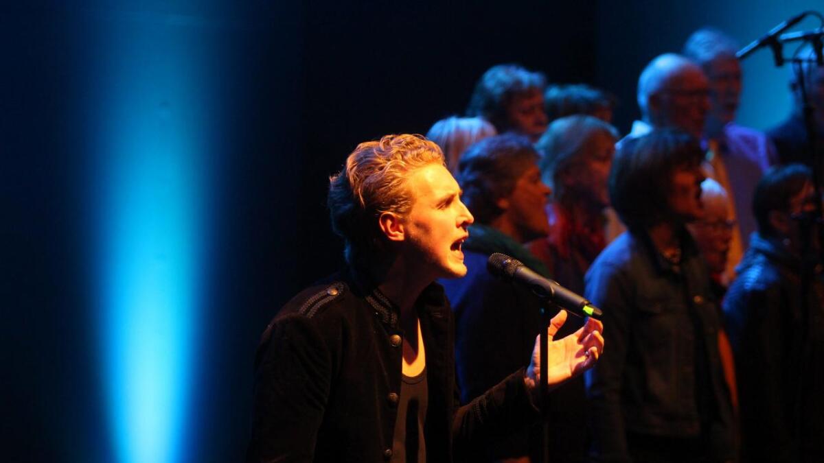 Vokalist Ole Andrè Westerheim hadde eit fantastisk scenenærvær saman med Os kammerkor.