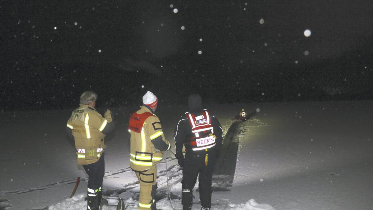 Brannvesenet har gjentekne gonger åtvara folk mot å ferdast på isen på dei ulike vatna i Os. Det stoppa ikkje ein person med ein ATV på Søfteland i dag.