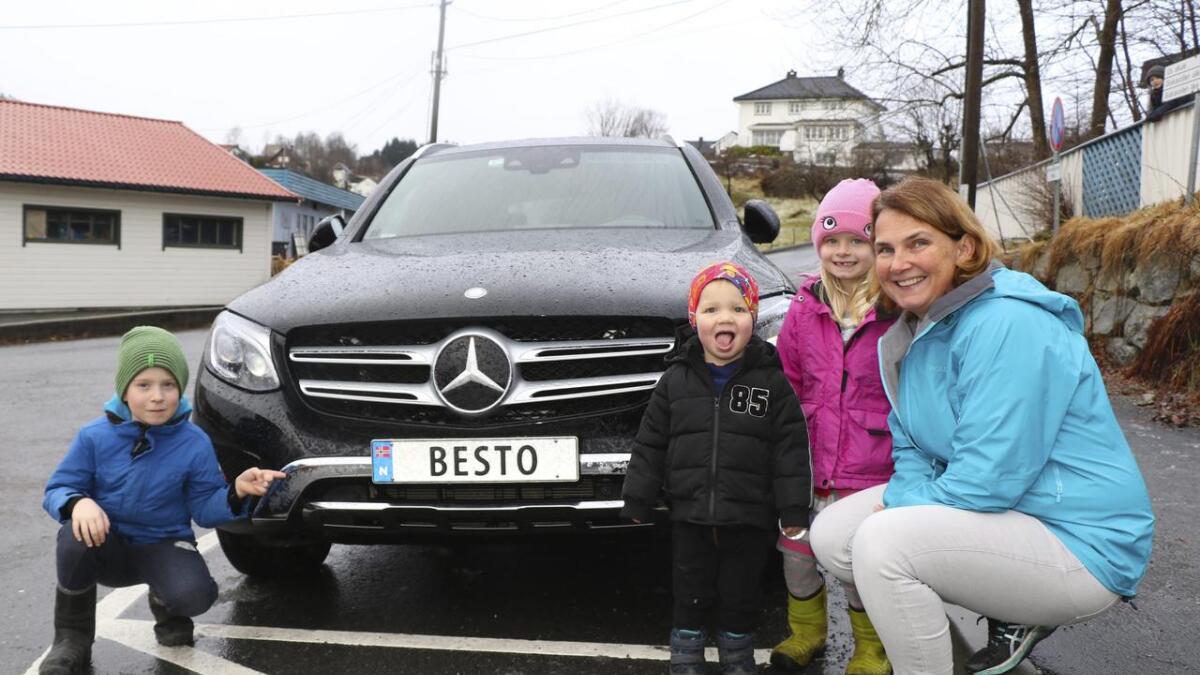 Finn du ein bil med registreringsskiltet «Besto» på, kan du vera 100 prosent sikker på at bilen tilhøyrar Irene Nilsen. Osingen er stolt bestemor til Emil, Hans Markus og Tiril, og til sommaren får ho to barneborn til.