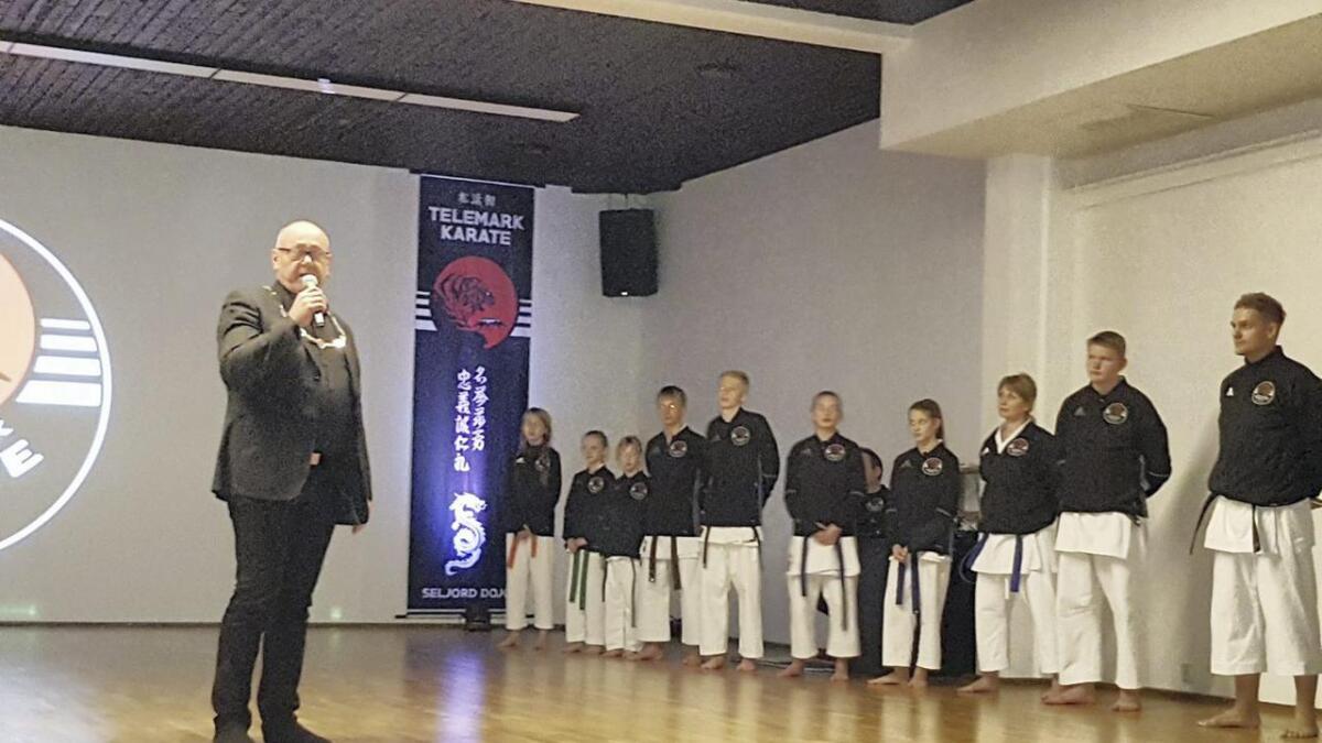 Ordførar Halfdan Haugan (Ap) helsar Skorve Karateklubb i den nye treningshallen deira.