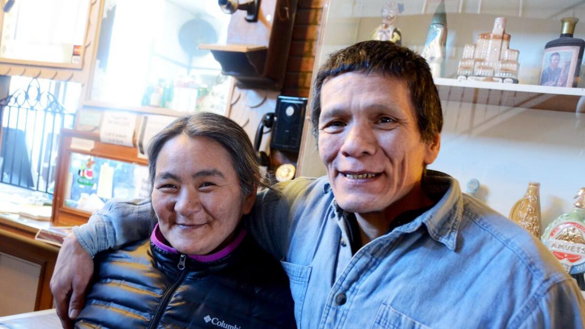 Lane Douglas og Agnes Anasogak bur i Koyuk, eit av sjekkpunkta i Iditarod. Dei har leigd ut huset sitt i landsbyen og reist av garde til Nome på snøskuter for å sjå og delta i ein snøskuterkonkurranse.