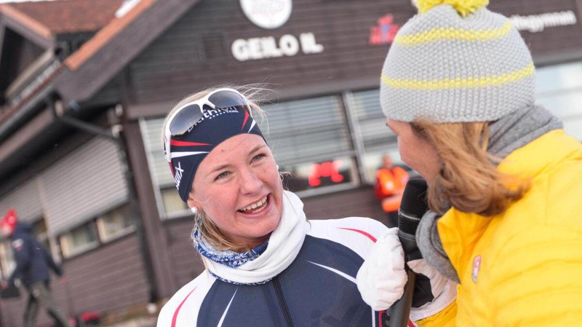 Sara Ehrenpohl Sand (Byåasen skiskytterlag) skaut fullt hus for første gong i ein konkurranse, tass i vanskelege kastevindar. Her blir ho intervjua av Inger-Lise Skøien.