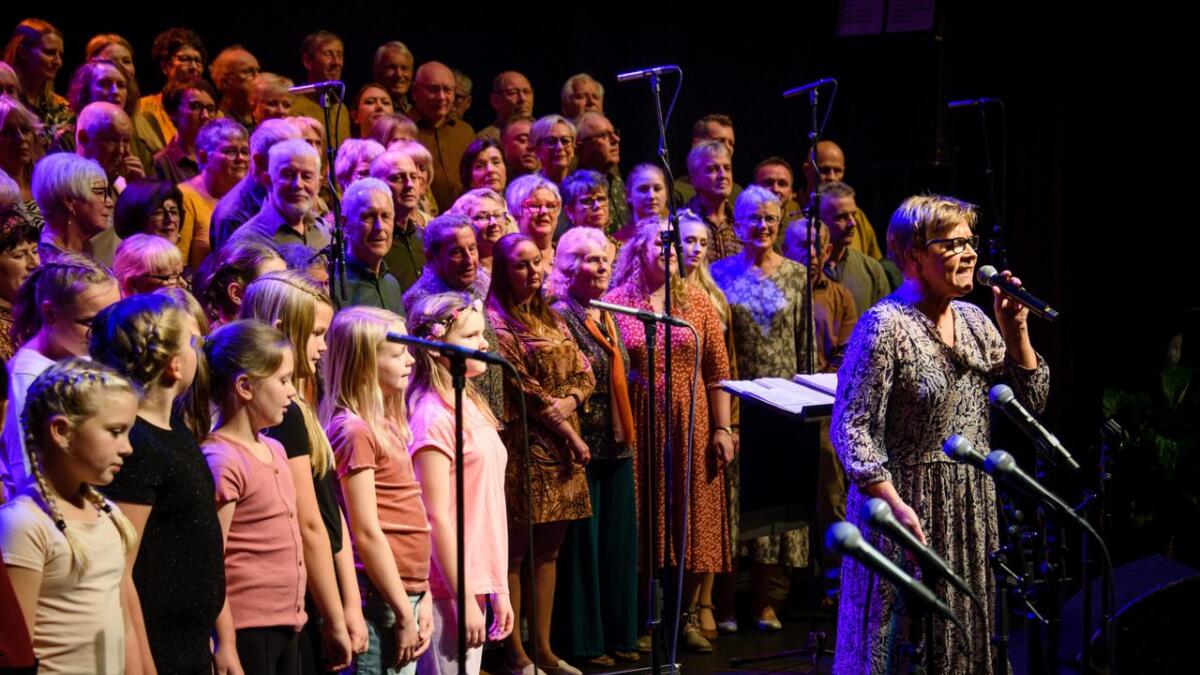 Liv Lillebø i Songlaget Stordabuen og 5. klasse på Leirvik skule syng Barn av regnbuen føre ein fullsett storsal i Stord kulturhus på premieren.