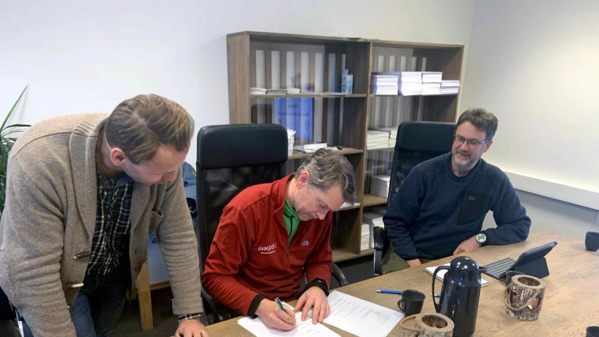 Her skriv Jan-Egil Halbjørhus under for turisttrafikklaget, medan Petter Owesen i idrettslaget og Kjell Erik Skølt (t.h.) frå kommunen følgjer med.